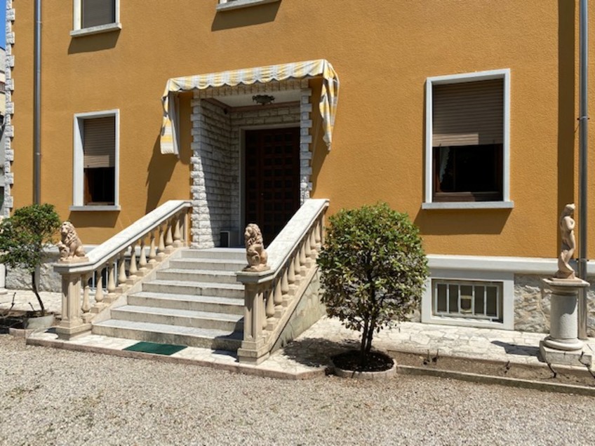 Desenzano del Garda - Prestigiosa villa singola da ristrutturare - 002_img_5725_1.jpg