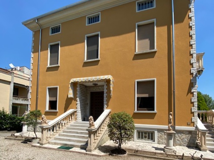 Desenzano del Garda - Prestigiosa villa singola da ristrutturare - 003_img_5726.jpg